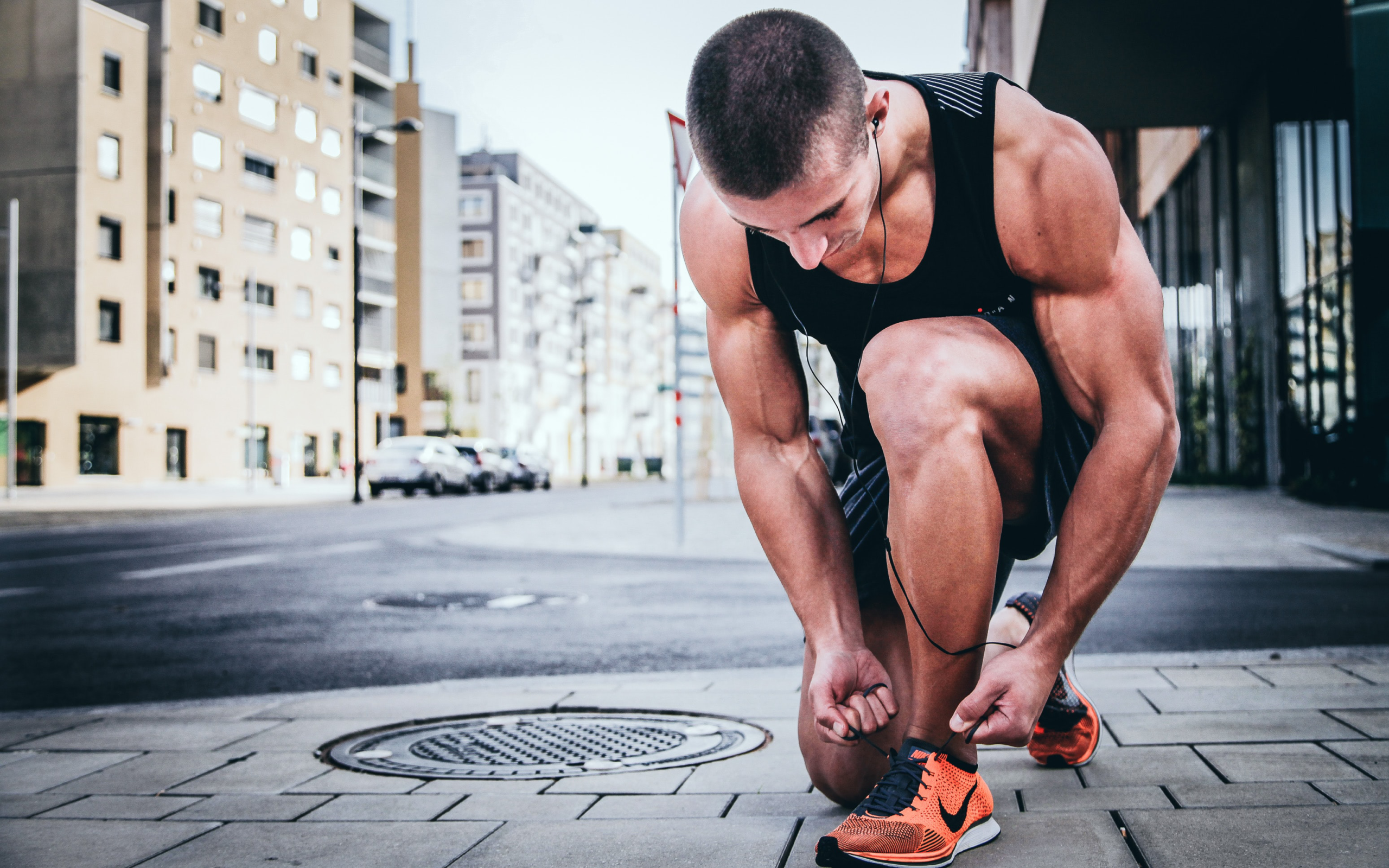 runner tying his shoelace